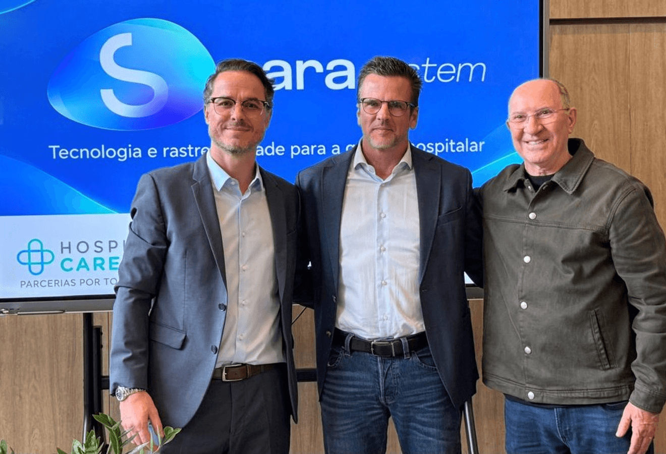 Representantes do Grupo Baía Sul e da Inovamotion diante do painel do Sara System