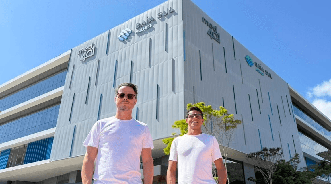 Fundadores do SaraSystem em frente ao edifício MED 401, no Hub de Tecnologia em Florianópolis
